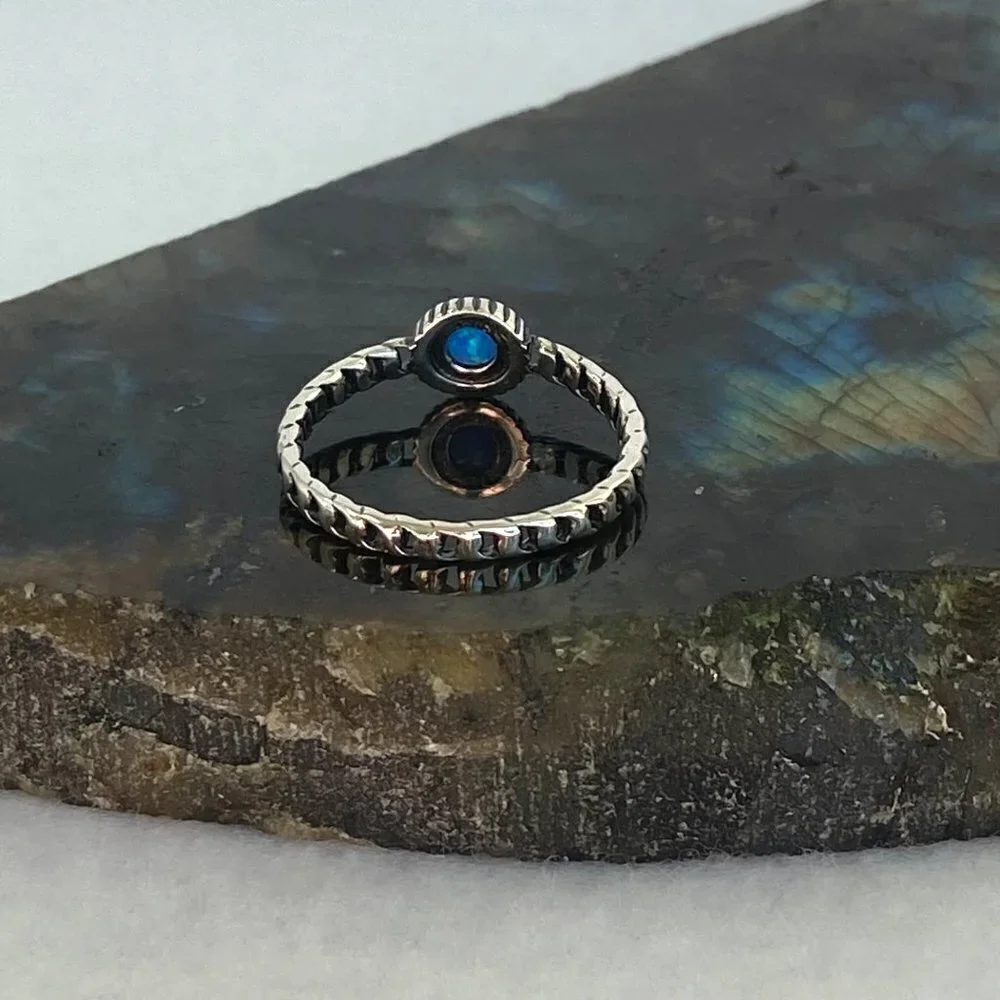 Sterling Silver 925 Dainty Round Blue Lab Created Opal Chain Band Ring Sz 5